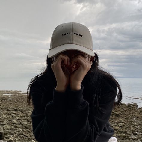 Cap | Black Sweater | Heart Pose Cap Photo Pose, Heart Pose Aesthetic, Aethstetic Pic, Poses With Cap, Pretty Poses, Heart Pose, Best Friend Pictures Tumblr, Pose Fotografi, Beach Fits