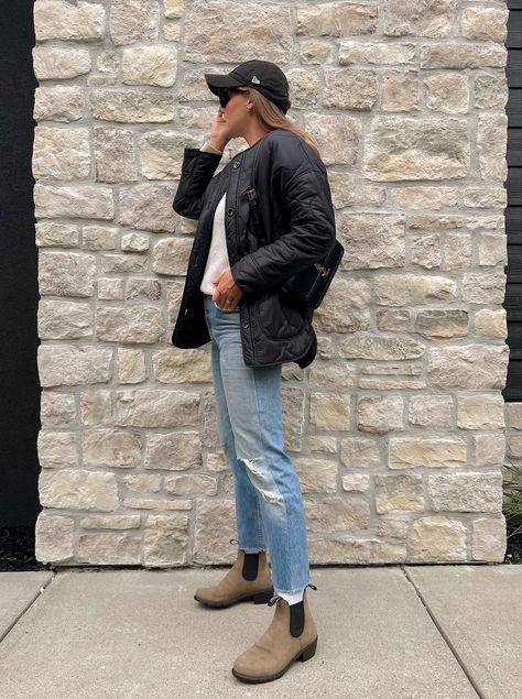 How to Wear Chelsea Boots with Jeans: A Guide For Women 2023 Blundstone Women Outfit Jeans, Chelsea Boots And Jeans, Boyfriend Jeans Outfit Winter, Chelsea Boots Outfit Women, Blundstone Women Outfit, Chelsea Boots With Jeans, Black Chelsea Boots Outfit, How To Style Chelsea Boots, Chelsea Boot Outfits Women