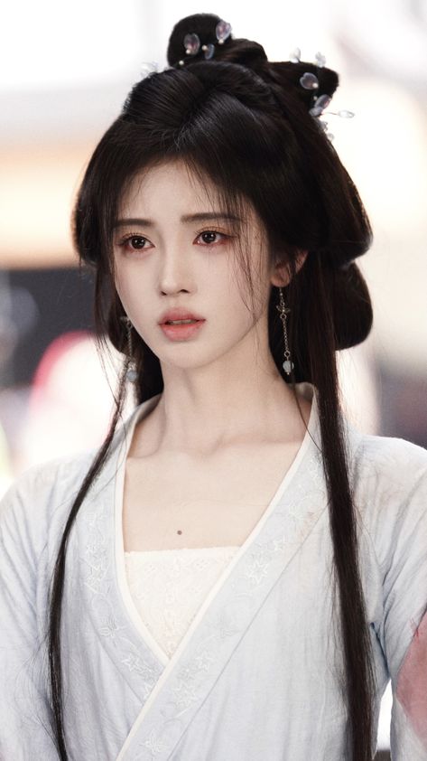 Chinese Traditional Makeup, Chinese Icon, Asian Princess, Petty Girl, Emotional Painting, Chinese Historical Drama, Ju Jingyi, Chinese Hairstyle, China Girl