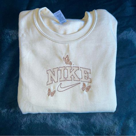 Embroidered Crewneck Super Trendy And Cute Size Small Color: Tan 50% Cotton 50 % Polyester Butterfly Crewneck, Nike Girl, Embroidered Items, Cute Crewneck, Pink Crewneck Sweatshirt, Cute Nike Outfits, Nike Crewneck, Custom Nike, Boxy Sweater