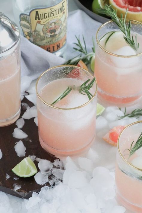 10 Gorgeous Gin Cocktail Recipes to Serve at a Summer Wedding Cocktail Carts, Rosemary Garnish, Gin Festival, Gin Fizz Cocktail, Fizz Cocktail, Grapefruit Cocktail, Number 42, Creative Cocktails, Gin Cocktail Recipes