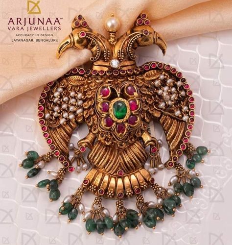 Pendent Designs, Emerald Bangles, Architectural Buildings, Gold Temple Jewellery, Antique Necklaces Design, Gold Jewellry, New Gold Jewellery Designs, Gold Earrings Models, Indian Bridal Jewelry Sets