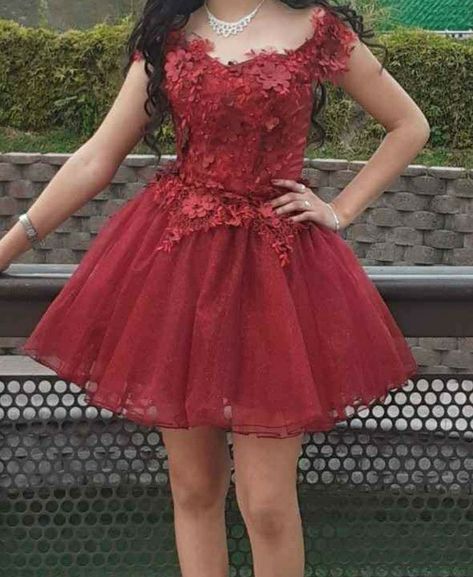 Red And Gold Dresses For Damas, Quince Damas Dresses, Damas Outfits Quinceanera, Red Dama Dresses, Dark Red Quinceanera Dresses, Damas Dresses For Quince, Dama Dresses For Quince, Red Sweet 16 Dresses, Quinceanera Dresses Short