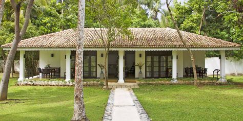 Sri Lanka Hotel, Pool Tropical, Bungalow Resorts, Indian House Exterior Design, Farmhouse Style Exterior, Galle Sri Lanka, Concrete Houses, House Design Pictures, Kerala House Design