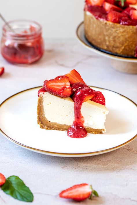 This keto strawberry cheesecake is so smooth, creamy, and decadent. And it is finished off with the best keto strawberry cheesecake topping. Honestly, this might be one of the best keto cheesecake recipes in existence. Strawberry Topping For Cheesecake, Topping For Cheesecake, Keto Strawberry Cheesecake, Cheesecake Topping, Keto Banana Bread, Low Carb Cheesecake Recipe, Strawberry Cheesecake Recipe, Cheesecake Toppings, Fresh Fruit Recipes