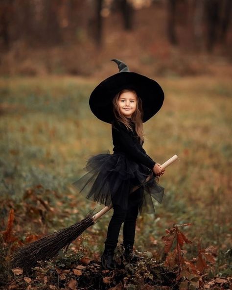 Diy Carnaval, Catwoman Halloween Costume, Kids Witch Costume, Witch Costume Diy, Most Creative Halloween Costumes, Witch Photos, Halloween Costume Idea, Witch Costumes, Halloween Photography