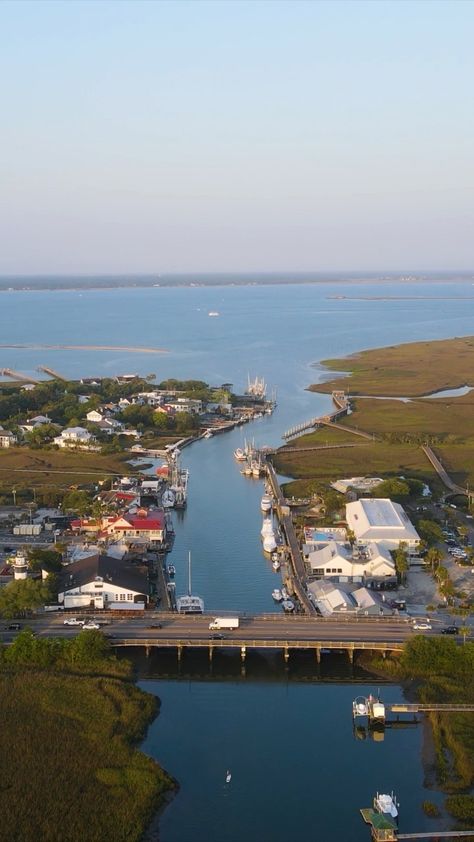 mpeacockmedia on Instagram: Shem Creek ☀️ • • • • • • • • • • • #charleston #charlestonsc #discoverunder10k #explorecharleston #explorepage #microinfluencer #vibe… Shem Creek Charleston, Charleston Vibes, Charleston Trip, Shem Creek, Summer Vision, England Summer, Charleston Travel, Coastal Aesthetic, House By The Sea