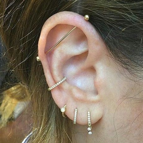 Try these minimalist and feminine cluster ear piercing ideas. Ušný Piercing, Spiderbite Piercings, Ear Piercings Industrial, Constellation Piercings, Ear Piercing Ideas, Ear Peircings, Red Earrings Stud, Helix Piercings, Medusa Piercing