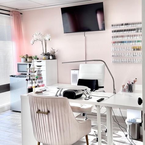 ✨ Studio Space Available in Clovis! ✨ Calling all beauty professionals! This large salon suite is available beginning 8/1 to anyone wanting to expand their business. It would be a perfect fit for a nail tech, esthies/lash techs, etc. 🥰Share this post with your beauty professional friends! 🌟Features🌟 - 12x11’ large room - Private restroom -24/7 surveillance & alarm - Storage space - Utilities, WiFi, & more included! 🎉 Special Offer: $150 off 1st month! 🎉 Message for pricing details! @sie... Nail Tech Room, Suite Decor, Tech Room, Beauty Professional, Nail Room, Space Available, Ideas Nails, Studio Space, Nail Tech