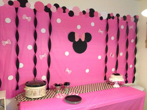 Diy Minnie Mouse Backdrop, Minnie Mouse Backdrop Ideas Diy, Cheap Minnie Mouse Party Ideas Diy, Minnie Mouse Diy Party Decorations, Minnie Mouse Party Backdrop, Minnie Mouse Themed Party Food, Minnie Mouse Birthday Party Ideas 1st Decoration Backdrops, Diy Minnie Mouse Birthday Decorations, Minnie Mouse Diy Decorations