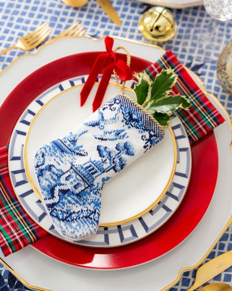 Holiday Table Inspiration, Christmas Table Inspiration, Christmas Chinoiserie, Blue And White Color Scheme, Christmas Colour Schemes, Blue Baubles, Christmas Place Settings, Chinoiserie Christmas, Blue Christmas Decor