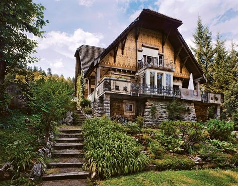 German Houses Traditional, Swiss House Design, Swiss Architecture Traditional, German House Exterior, Swiss Chalet House Exterior, German Houses Interior, Modern Swiss Chalet, Bavarian Architecture, Swiss Restaurant