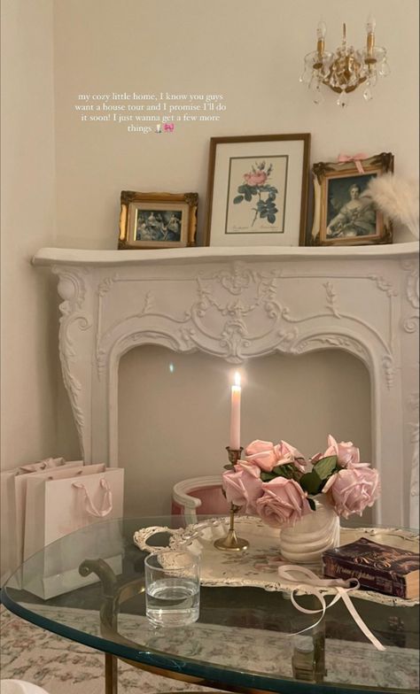 Vintage Coquette Living Room, Princess Apartment Aesthetic, Dreamy Bedrooms Romantic, Coquette Living Room, Mina Marlena, Feminine Room, Rose Flower Bouquet, Decoration Event, Girly Apartments