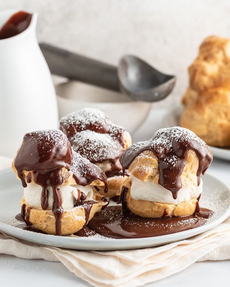 Profiteroles Aesthetic, Choux Puff, Mini Pavlovas, Chocolate Sauce Recipes, Profiterole, European Recipes, French Pastry, Presentation Ideas, Choux Pastry