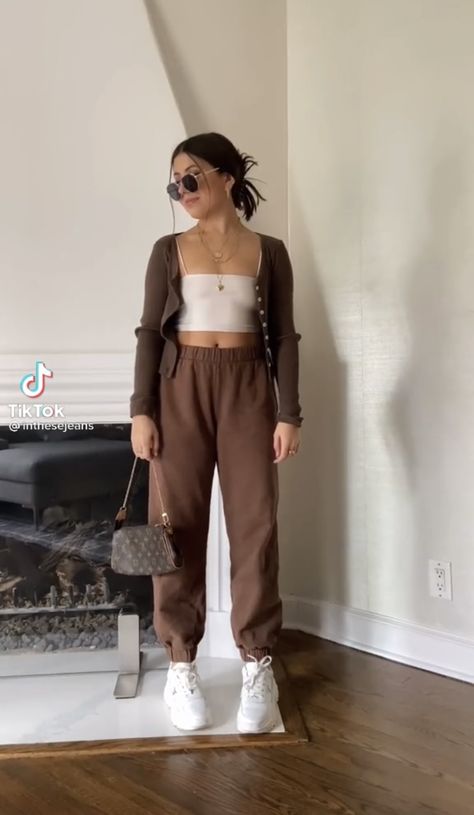 Dark Brown Joggers Outfit Women, Brown Joggers Outfit Women, Brown Joggers Outfit, Brown Sweatpants Outfits, Cotton Pants Outfit, Brown Top Outfit, Jogger Pants Outfit Women, Outfit Cafe, Brown Cotton Pants