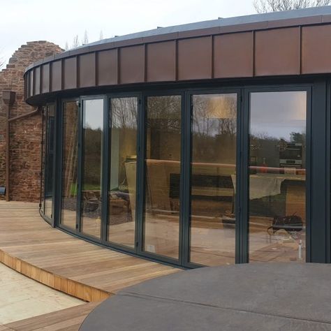 Folding Doors Exterior, Concertina Doors, Kitchen Nooks, Curved Patio, Folding Patio Doors, Sliding Folding Doors, Architecture Board, Lounge Design, Sliding Windows