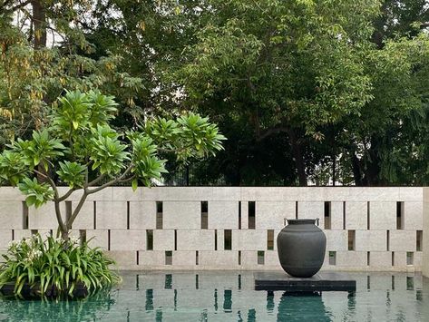 SCDA - House in New Delhi Scda Architects, Tor Design, Ideas Terraza, Fence Wall Design, Compound Wall Design, Feature Wall Design, Nothing To Say, Compound Wall, Entrance Gates Design