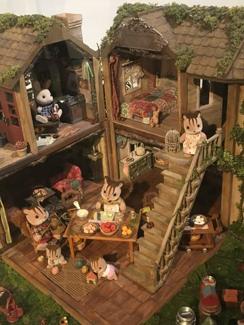 Calico Critters Diy House, Calico Critters House Makeover, Diy Calico Critters House, Calico Critter Display, Dollhouse Calico Critters, Calico Critters Diy, Calico Critters Dollhouse, Calico Critters Aesthetic, Sylvanian Families Aesthetic