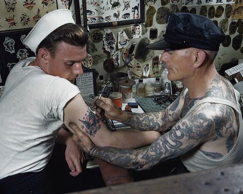 Cap Coleman tattooing a USN sailor circa 1940s National Geographic Archives, Vintage Tattoos, Sailor Tattoo, Rare Historical Photos, Tattoo Parlor, Sailor Jerry, Old Tattoos, Neil Armstrong, Vintage Cap