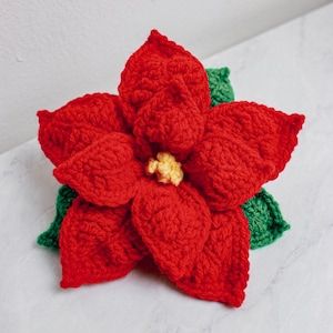 Crochet Poinsettia Christmas Flower + Video Tutorial B59 Crochet Mistletoe, Poinsettia Crochet, Crochet Poinsettia, Mistletoe Pattern, Flower Crochet Pattern, Crochet Flowers Easy, Crochet Christmas Gifts, Crochet Christmas Decorations, Christmas Applique