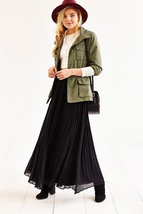 Utility Skirt, Fashion Model Poses, Pleated Maxi Skirt, Pins And Needles, Pleated Maxi, Fall Skirts, Black Skirt, Look Chic, Passion For Fashion