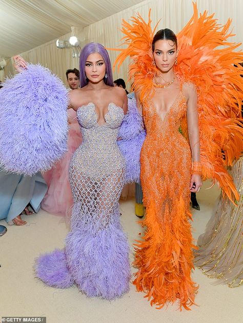 Kendall Jenner and pal Hailey Bieber rocks chic ensembles as they grab ice cream post dinner in NYC | Daily Mail Online Kendall Bella, Gigi Kendall, Kylie Jenner Met Gala, Kendall Ve Kylie, Flamboyant Fashion, Kendall E Kylie, Stile Kylie Jenner, Cultura Hip Hop, Stile Kendall Jenner