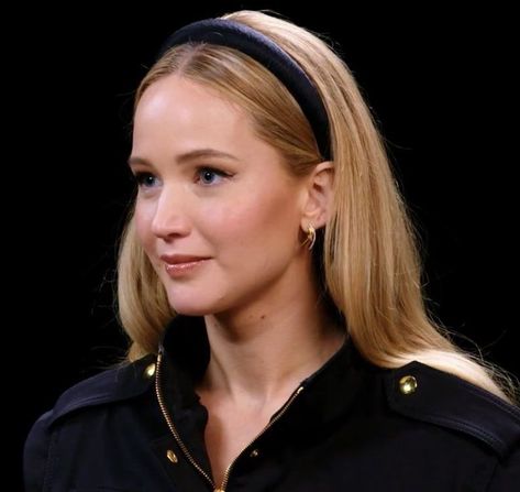 Quiet Luxury Hairstyle, Formal Headband Hairstyles, Jennifer Lawrence Makeup, Jeniffer Lawrance, Black Hairband, Hairband Hairstyle, Jennifer Lawrence Hair, Hot Ones, Wedding Beauty