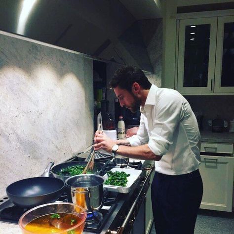 Claudio Marchisio, Trophy Husband, Man Cooking, Valerian, Mans World, Future Life, Dream Guy, Poses For Men, Couple Aesthetic