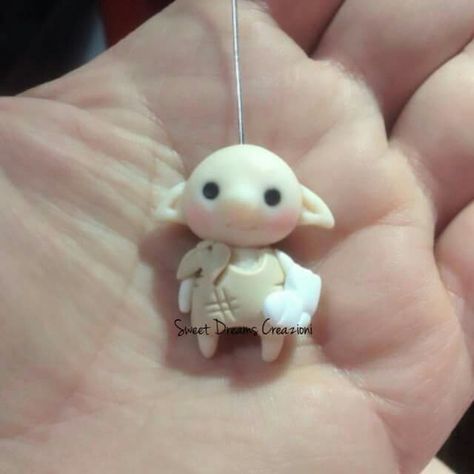 Dobby! Polymer Clay Dobby, Harry Potter Clay Charms, Clay Harry Potter Diy, Dobby Harry, Harry Potter Crochet, Potters Clay, Dobby Harry Potter, Polymer Clay Kawaii, Festa Harry Potter