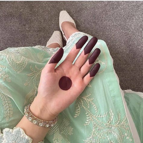 Komal Sattar on Instagram: “#Simple yet so amazing that you would want to try this design right away!!!! @doctorblogger” Marudhani Design, Front Palm Mehndi Designs Simple Aesthetic, Henna Fingertips, Minimal Mehandi Design, Mehendi Designs For Hands Arabic, Minimalist Mehndi Designs, Minimalist Henna Design, Simple Henna Designs Palm, Gorintaku Designs