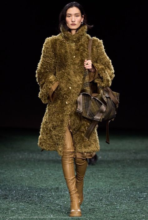 Fur Runway, Pre Fall Fashion, Burberry Prorsum, Amy Winehouse, Winter 2024, Fall 2024, London Fashion Week, Elegant Style, Runway Fashion