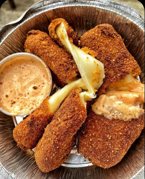 Crispy Cheese, Mozzarella Sticks, Cheese Sticks, Good Eat, Desert Recipes, Cafe Food, Food Cravings, Savoury Food, No Cook Meals