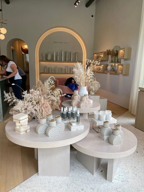 Round Table Retail Display, Visual Merchandising Displays Table, Retail Display Table, Salon Retail Display, Lemon Candles, Jewelry Shop Display, Jewelry Store Interior, White Round Tables, Jewelry Store Design