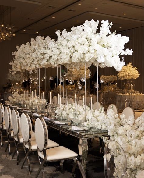 Weeding Decoration Ideas White, Estate Table Wedding Reception Ideas, Least Expensive Wedding Flowers, All White Luxury Wedding, Winter Wedding Flower Decorations, All White Party Decorations For Men, Classy White Wedding Decor, Weeding Decoration Ideas 2022, Elegant Head Table Wedding