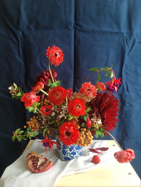 Red Poppy Centerpiece, Red Poppy Flower Arrangement, Poppy Centerpiece, Red Poppy Wedding, Red Anemone Flower, Red Flower Arrangements, Poppy Bouquet, Red Anemone, Buttercup Flower