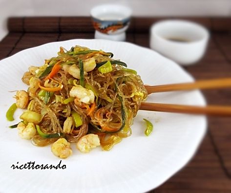 Ricettosando - ricette di cucina : Spaghetti di soia con verdure e gamberi Cibo Asiatico, Comidas Fitness, Sushi Recipes, Chinese Cooking, Linguine, International Recipes, Veggie Recipes, Asian Recipes, Vegetarian Recipes