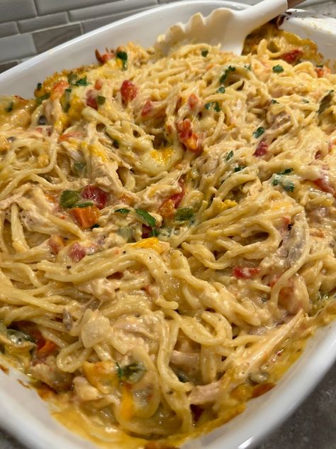 CREAMY CHICKEN SPAGHETTI Chicken Speggetti Recipes Velveeta, White Chicken Spaghetti, Chicken And Vegetable Bake, Creamy Chicken Spaghetti, Chicken Tetrazzini Recipes, Chicken Spaghetti Casserole, Spaghetti Ingredients, Creamy Cheese Sauce, Chicken Fajita Casserole