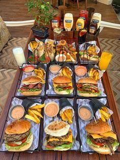 Burger Party Ideas Food Bars, Burger Presentation Ideas, Burger Station Ideas, Burger Bar Design, Burger Presentation, Burger Bar Ideas, Burger Restaurant Design, Hamburger Bar, Burger Bar Party