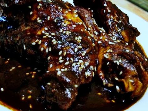 Black Mole, Dark Mole, Braised Chicken Thighs, Carribean Food, Chicken Mole, Beer Chicken, Latin American Recipes, Recipes Holiday, Tacos And Burritos