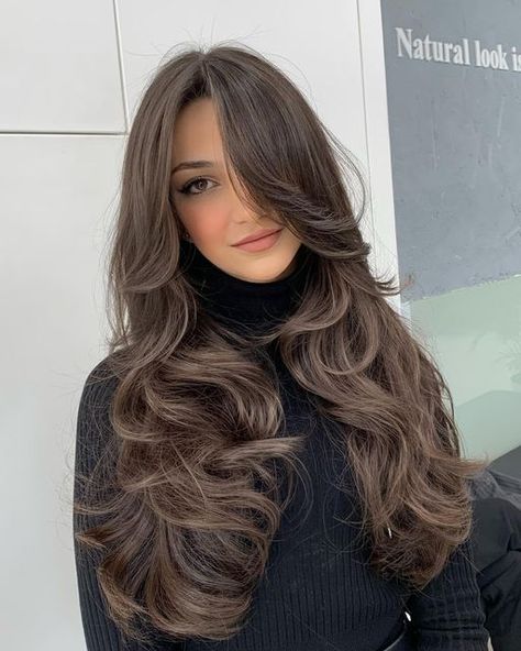 2024 Long Hair Hairstyles: Easy, Glamorous, and Stylish 18 Ideas Long Layered Hair Brunette Highlights, Haircuts For Wavy Curly Hair Long Layered, 90s Haircuts Long, Blowout Ideas, Face Framers, Rambut Brunette, Butterfly Haircut, Haircuts For Long Hair With Layers, Hair Inspiration Long