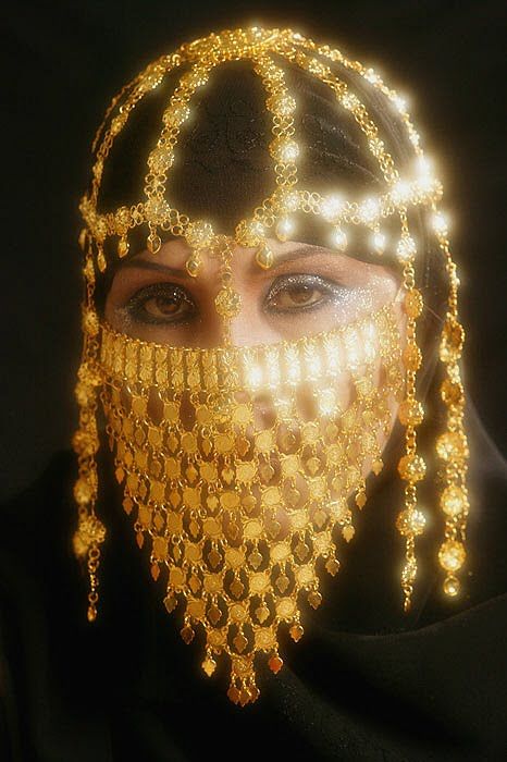 Rich Women Jewelry | Jewelry has been an essential part of Arabian dress for thousands of ... Arabian Mask Niqab, Gold Headdress, Make Carnaval, Arabian Dress, Ac New Leaf, Arabic Jewelry, Face Veil, Arab Wedding, Gold Headpiece