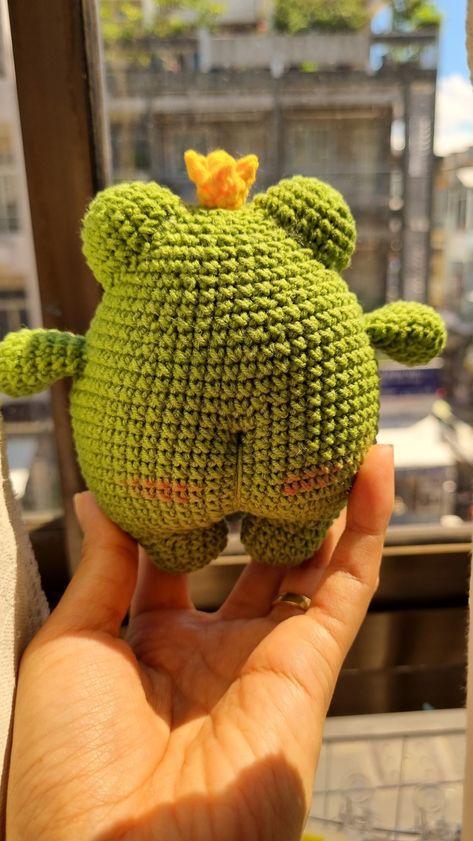 Crochet Frog Pillow, Prince Peach, Amigurumi Frog, Frog Crochet, Easy Crochet Animals, Crochet Christmas Gifts, Frog Prince, Crochet Goodies, Crochet Stitches For Beginners