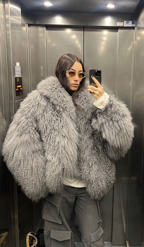 Giorgia Tordini, Fur Outfit, Fit Aesthetic, Grey Fur Coat, Model Woman, Winter Fashion Outfits Casual, Daily Outfit Inspiration, Girl Accessories, Icon Icon