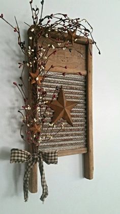 Small Rustic Primitive Vintage Washboard Decor by phyllishandmades Washboard Decor, Vintage Washboard, Primitive Bathrooms, Primitive Homes, Hemma Diy, Primitive Decorating Country, Primitive Home, Primitive Crafts, Country Crafts