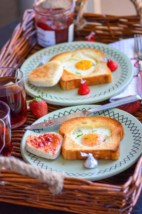 Easy and Heart-warming Breakfast for Two on Valentines Day Warming Breakfast, Vday Food, Heart Toast, Anniversary Breakfast, Valentines Healthy Snacks, Healthy Valentines Treats, Egg And Toast, Valentine's Day Food, Eggs And Toast