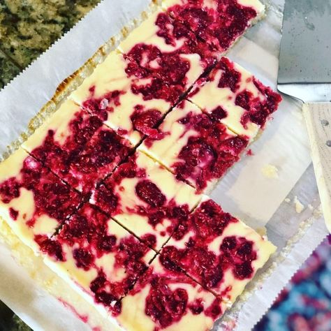 Low Carb Raspberry Cheesecake Coconut Bars ~ The Kellie Kitchen Keto Raspberry Chocolate Desserts, Cheesecake Coconut, Raspberry Cheesecake Bars, Cake Coconut, Desserts Keto, Cheesecake Cups, Low Carb Cheesecake, Coconut Bars, Low Carb Dessert