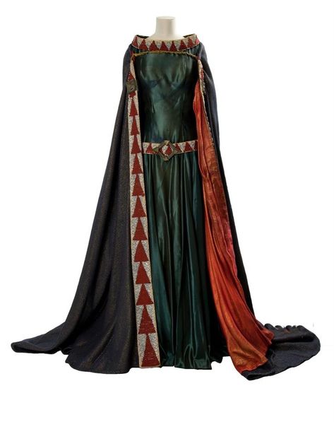 Costume designed by Roger Furse for Vivien Leigh as Lady Macbeth, in the RSC’s 1955 production of “Macbeth”. Source: RSC #costume #theatre #design #vivienleigh #costumehistory #macbeth #shakespeare #medievalstyle #1950s #greendress #laurenceolivier Operation Costume, Byam Shaw, Stage Costume Design, 100 Year Anniversary, Royal Shakespeare Company, Scarlett O'hara, Lady Macbeth, Hollywood Costume, Vivien Leigh