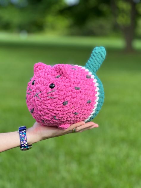 Watermelon Crochet, Fruit Loaf, Crochet Watermelon, Crochet Furniture, Loaf Cat, Chat Crochet, Yarn Organization, Crochet Plushie, Crochet Mignon