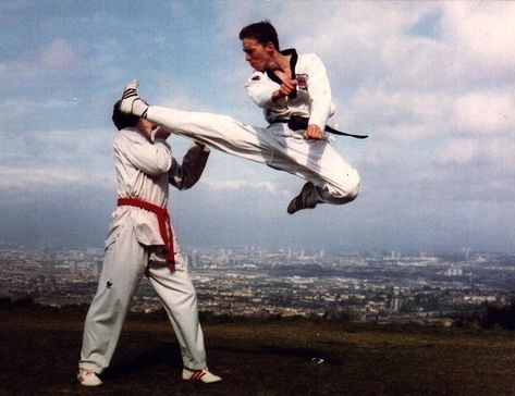 Taekwondo kick right to his face! Korean Martial Arts, Tae Kwon Do, Side Kick, Pencak Silat, Martial Arts Techniques, Martial Arts Styles, Hapkido, Martial Artist, Aikido