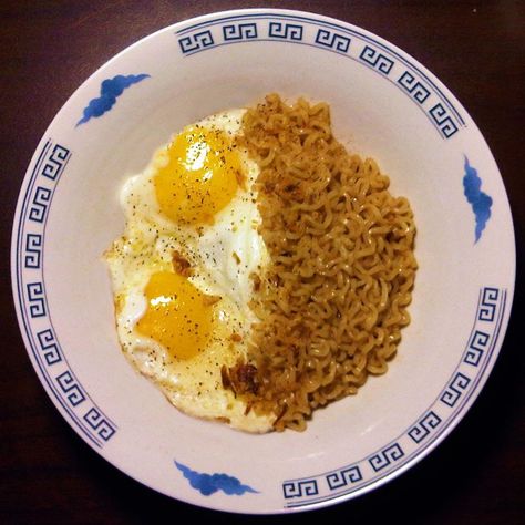 Instant Pancit Canton is a cheap but delicious snack that many Filipinos enjoy. Although good by itself, it is also sometimes eaten with fried eggs or slices of bread. Pancit Canton With Egg, Pancit Canton Lucky Me, Pancit Canton, Filipino Foods, Asian Market, Fried Eggs, Filipino Recipes, Slice Of Bread, Fried Egg